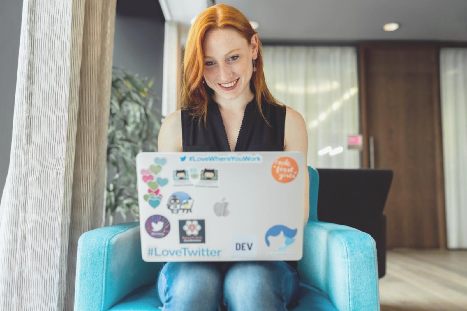 Teilnehmer arbeiten gemeinsam an IT-Projekten während eines Workshops