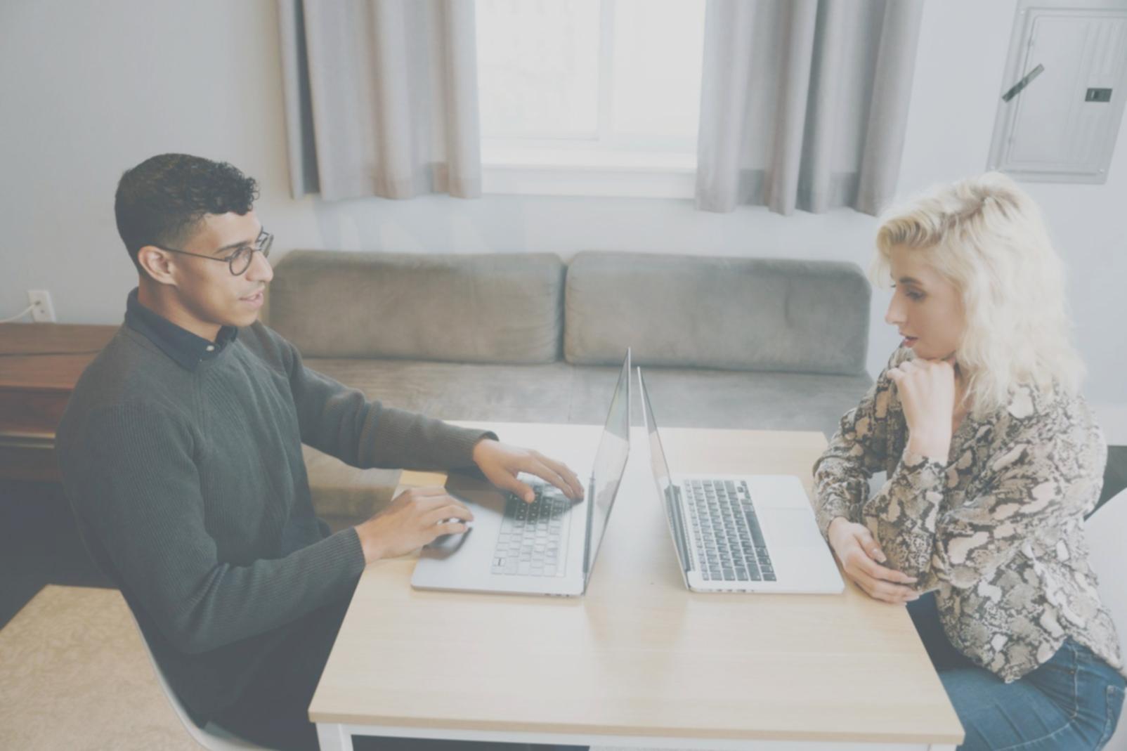 Arbeitsplatz mit Laptop und Notizen für IT-Kurse
